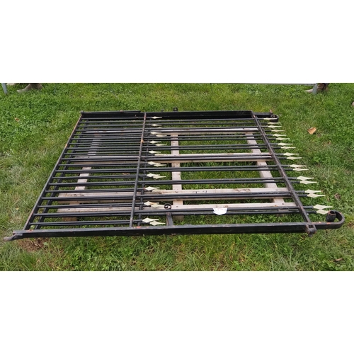 767 - Pair of heavy duty drive gates 5ft