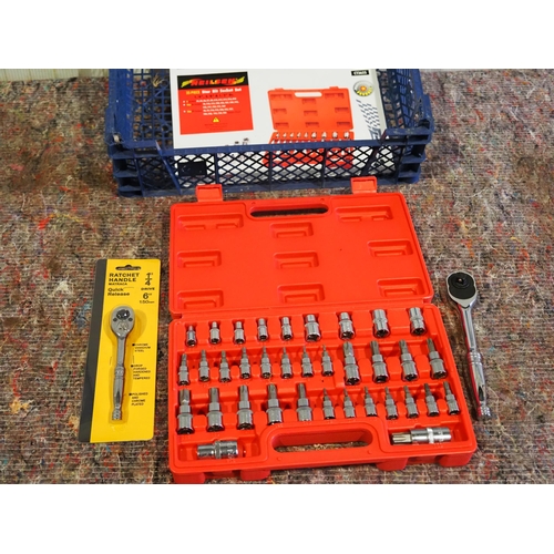 823 - 35 - Piece star socket set and 2 ratchets