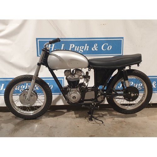 894 - Triumph T110 project, 1960.
Engine has been rebuilt and balanced. Repainted with new wheels. Comes w... 