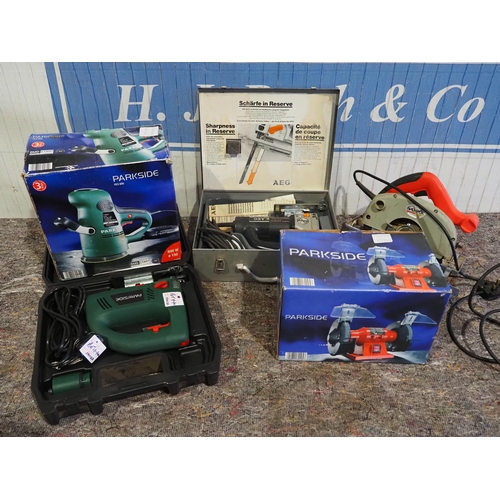 702 - Assorted power tools to include bench grinder and jigsaws