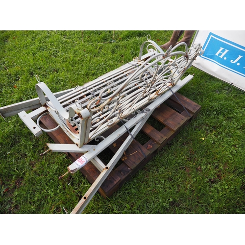 204 - Metal swing seat