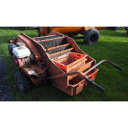 1449 - Tuthill pedestrian apple harvester