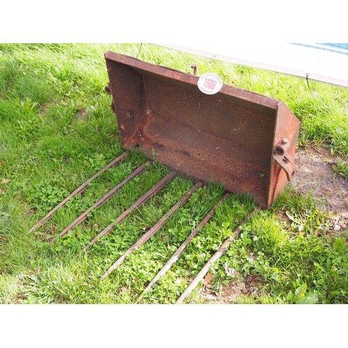 1666 - Massey Ferguson loader fork