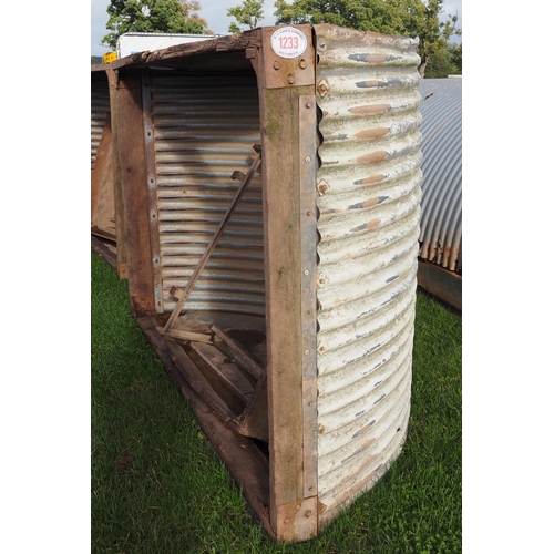 1233 - Approx. 6ft Corrugated pig ark