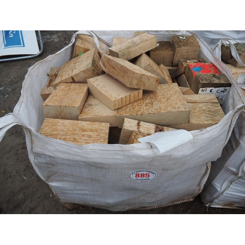 885 - Bag of oak offcuts