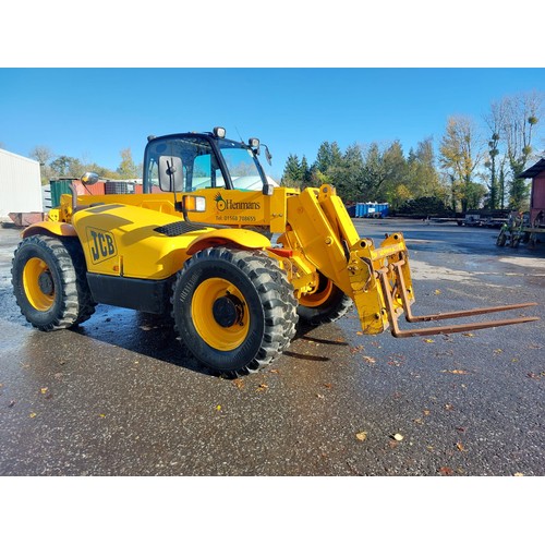 1422A - JCB 530-70 Loader. Runs and drives. Been in regular use. 7800 Hours showing. Reg P557 MKO.