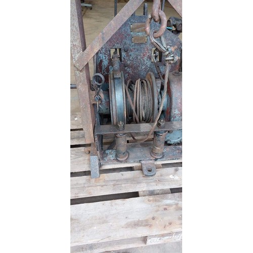 32 - Ferguson winch with stands