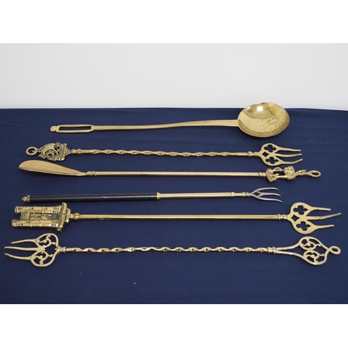 120 - Quantity of brass items, to include shoehorn and toasting forks