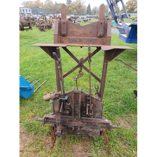 32 - Ferguson winch with stands