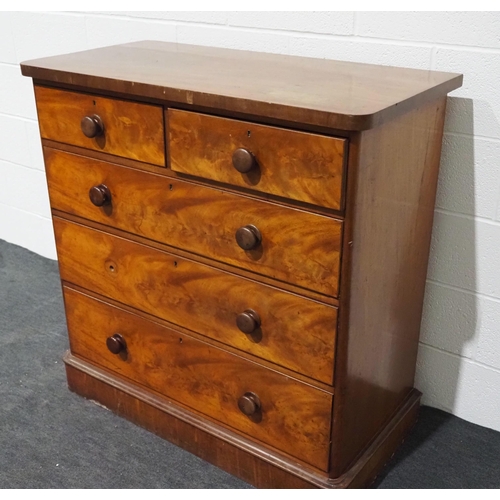 21 - Mahogany chest with 2 short and 3 long drawers. Missing handle. 42½