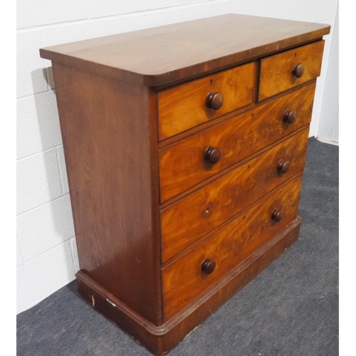 21 - Mahogany chest with 2 short and 3 long drawers. Missing handle. 42½