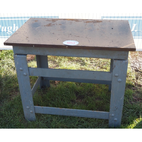 1053 - Crown surface table
