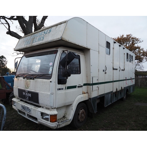 1206 - MAN horsebox lorry, runs, doesn't drive. 4 horse bay. Reg. T862 XTO. Keys and V5 in office