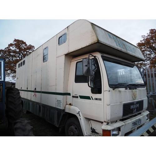 1206 - MAN horsebox lorry, runs, doesn't drive. 4 horse bay. Reg. T862 XTO. Keys and V5 in office