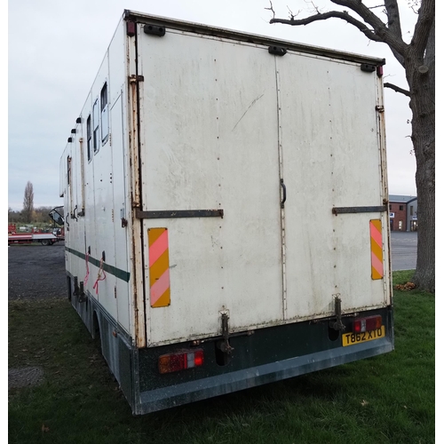 1206 - MAN horsebox lorry, runs, doesn't drive. 4 horse bay. Reg. T862 XTO. Keys and V5 in office