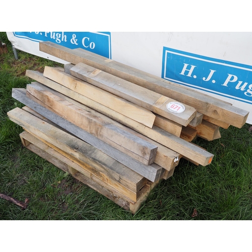 671 - Pallet of short oak beams