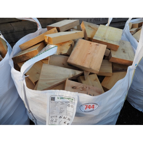 744 - Bag of softwood offcuts