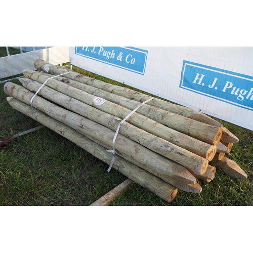 813 - Round fencing stakes 8ft, 4½