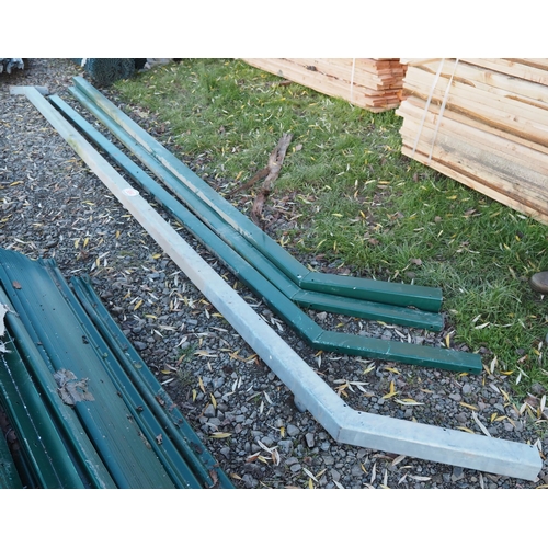 884 - Palisade fencing corner posts - 4