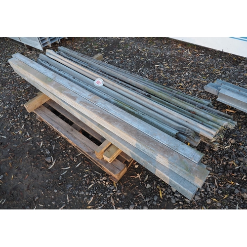 887 - Quantity of galvanised palisade posts & up rights