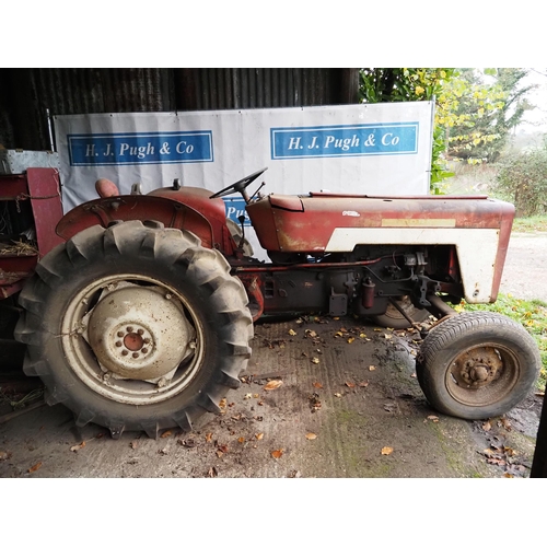 116 - McCormick International 434 tractor. Running when stored. S/n B15119. Fitted with pick up hitch.