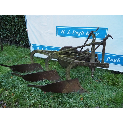 472 - Ransomes 3 furrow plough