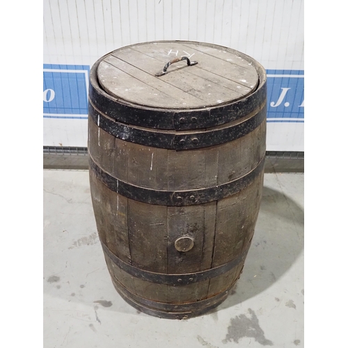 615 - Wooden barrel with lid