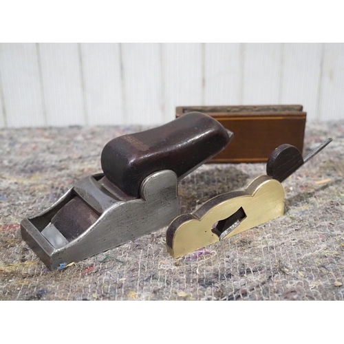 633 - A small brass shoulder plane, 3⅜