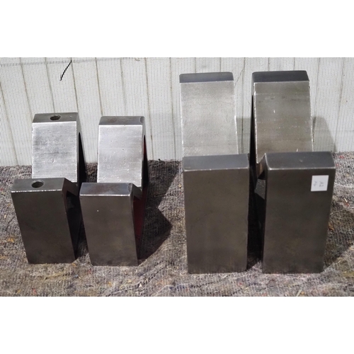 646 - Cast iron V blocks 2x7