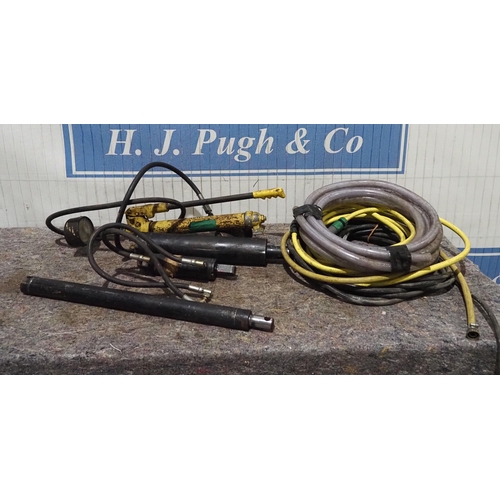 810 - Various hydraulic parts and hose