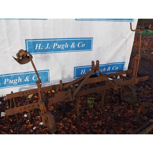 285 - 11 Tine cultivator with depth wheels