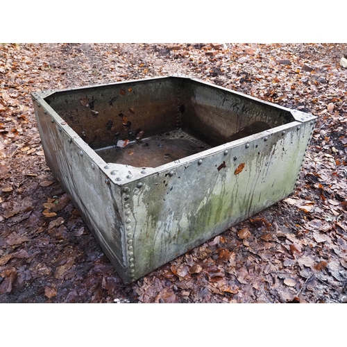 300 - Galvanised riveted water tank 3x3ft