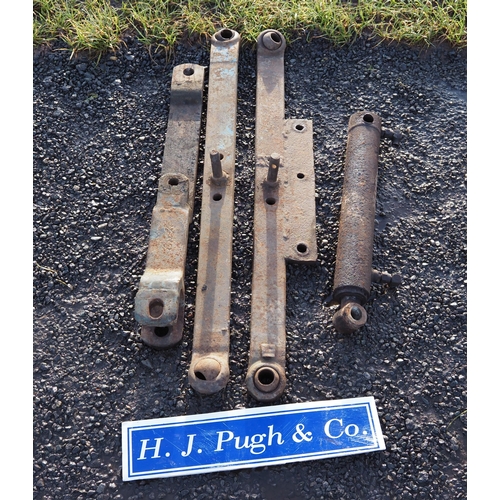 2165 - Fordson drawbar & link arm