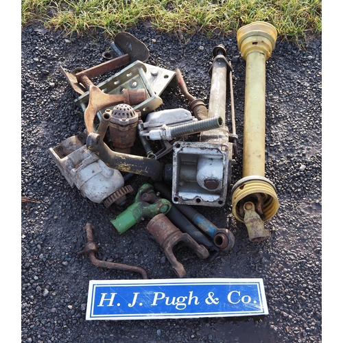 2166 - Assorted spares to include steering column, PTO shaft, etc.