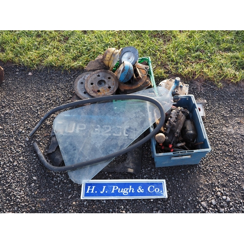 2186 - Large quantity of tractor spares to include light, injector pumps, etc.