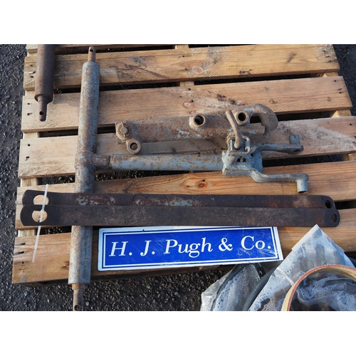 2276 - Ferguson T-bar, pick up hitch & stays