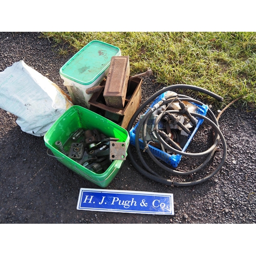 2330 - Scaffold clips & various spares