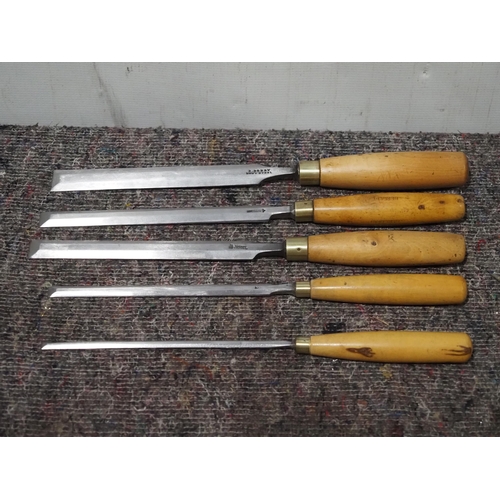 715 - 5 Boxwood handled paring chisels ⅛