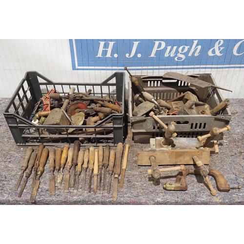 871 - Assorted vintage woodworking tools to include chisels and clamps etc.