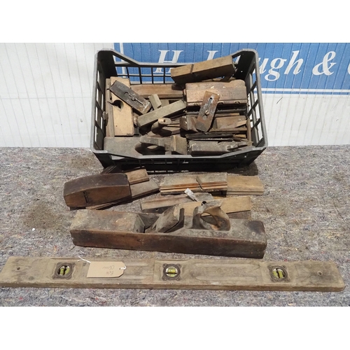 872 - Assorted moulding planes and block planes