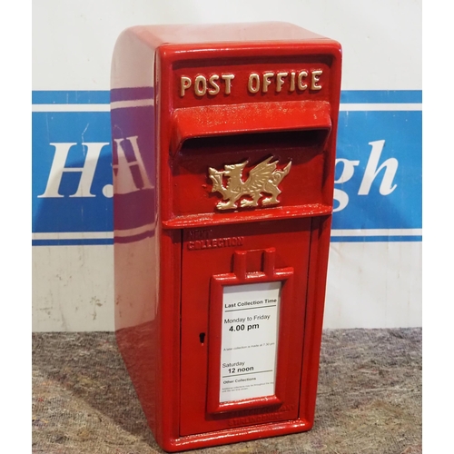 693 - Welsh post box - 22