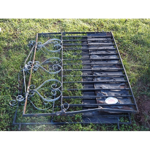 209 - Pair of 5ft drive gates