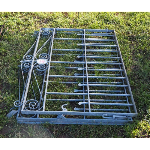 210 - Pair of 5ft drive gates