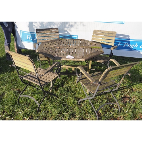 246 - Garden table and 4 folding chairs