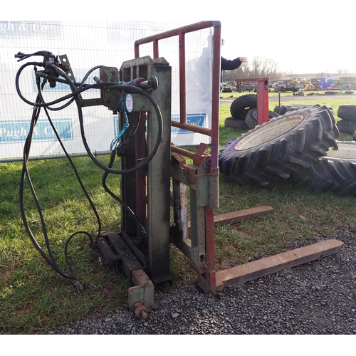 1311 - Rear hydraulic lifting mast with tines