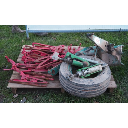 1424 - Plough wheel, bracket and lifters