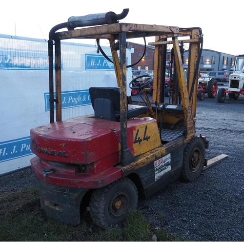 1460 - Climax diesel fork lift truck. Runs and drives