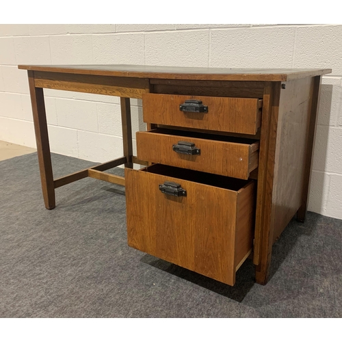 258 - 1930s Oak desk with 2 small and 1 large drawer 28