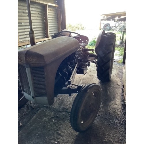 376 - Ferguson TEF tractor. 1953. Been laid up for 8 years, starts and drives. C/w Ferguson Epicyclic redu... 