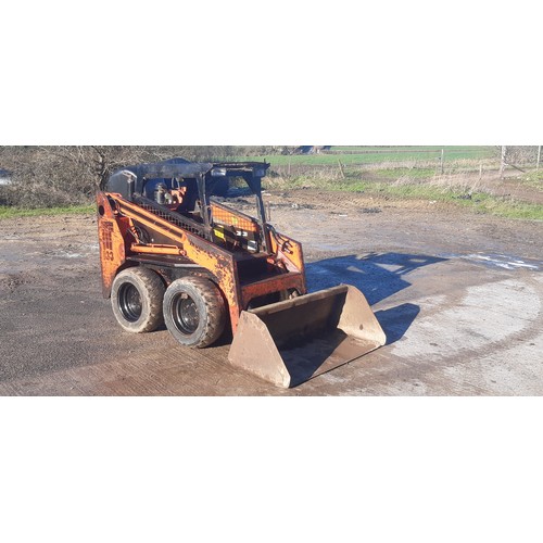 410 - Thomas T133 skid steer loader with 5ft bucket c/w 5ft grab attachment
